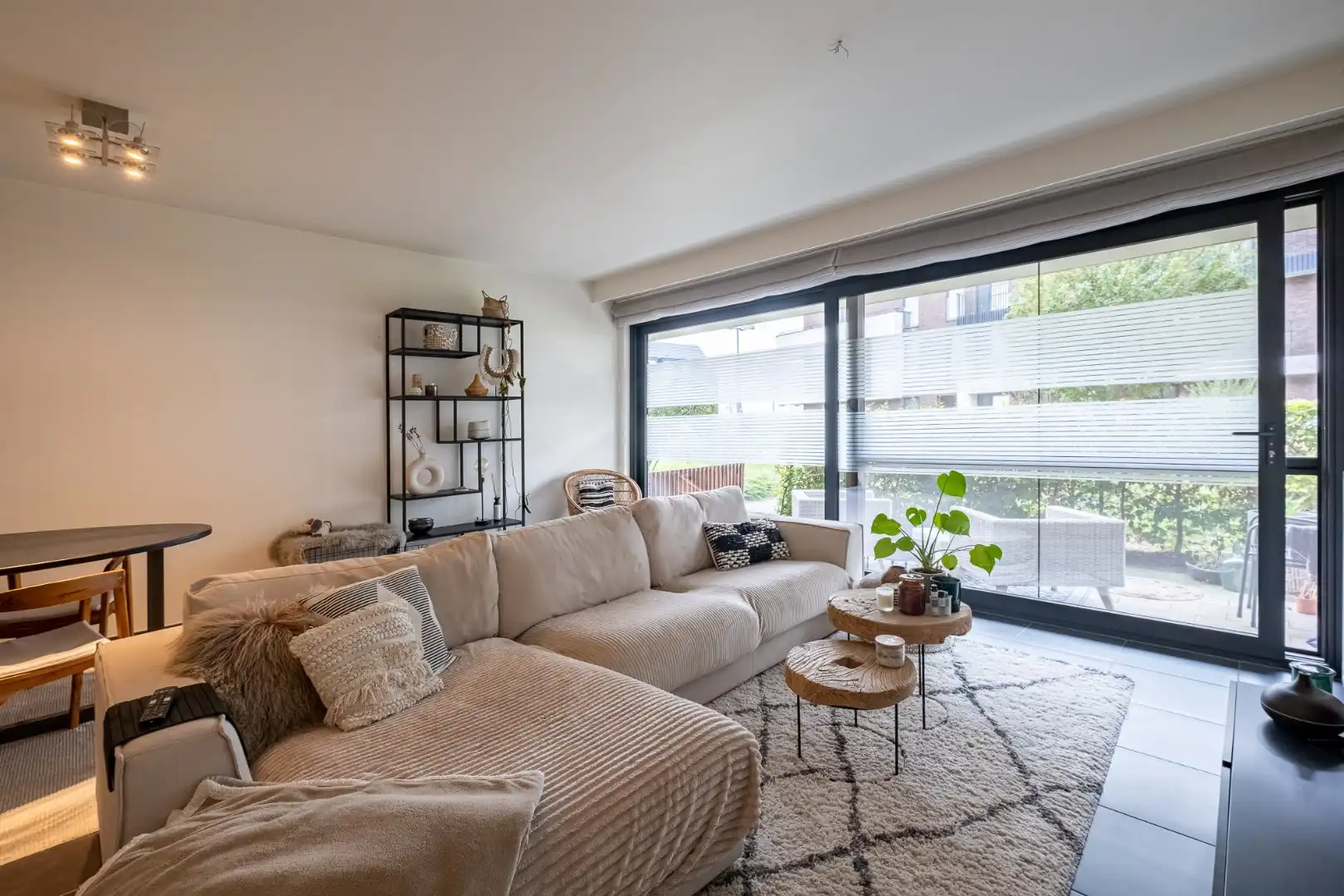 Lichtrijk gelijkvloers appartement met 2 slaapkamers en een gezellig tuintje foto 3