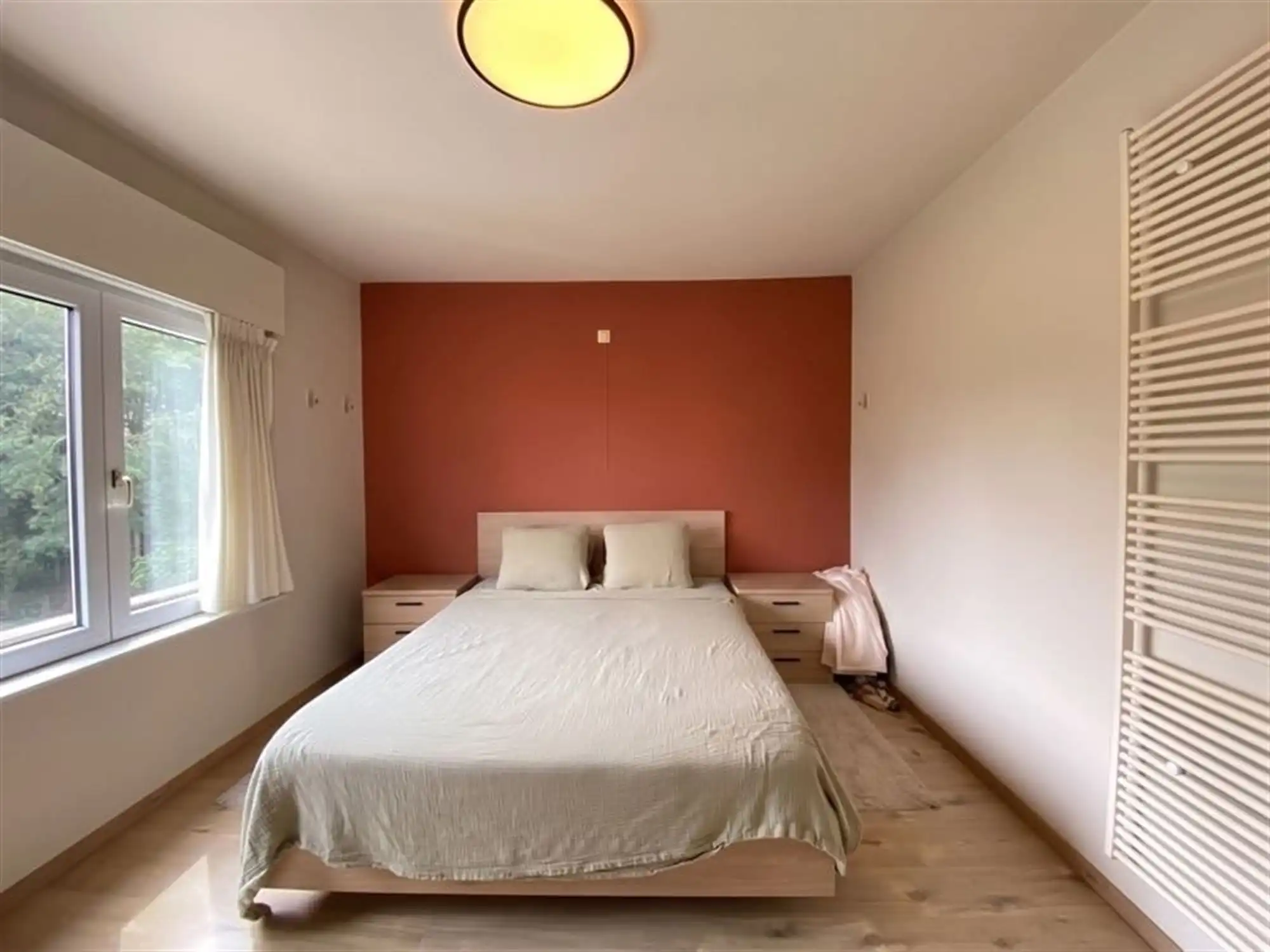 Ruim en volledig gerenoveerd appartement met groen uitzicht en garage foto 9
