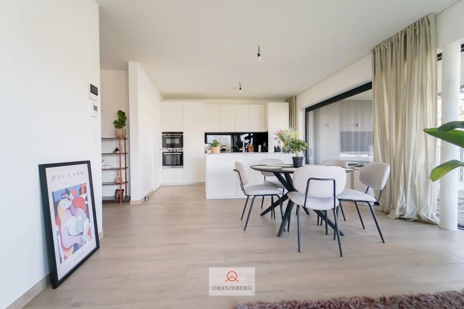 Modern appartement met staanplaats in groene parktuin foto 3