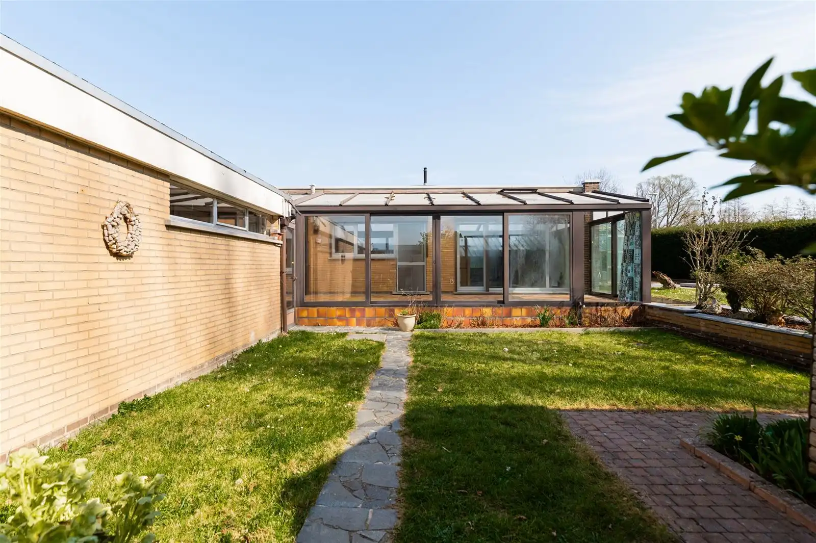 Halfopen bungalow met zonnige ruime tuin foto 14