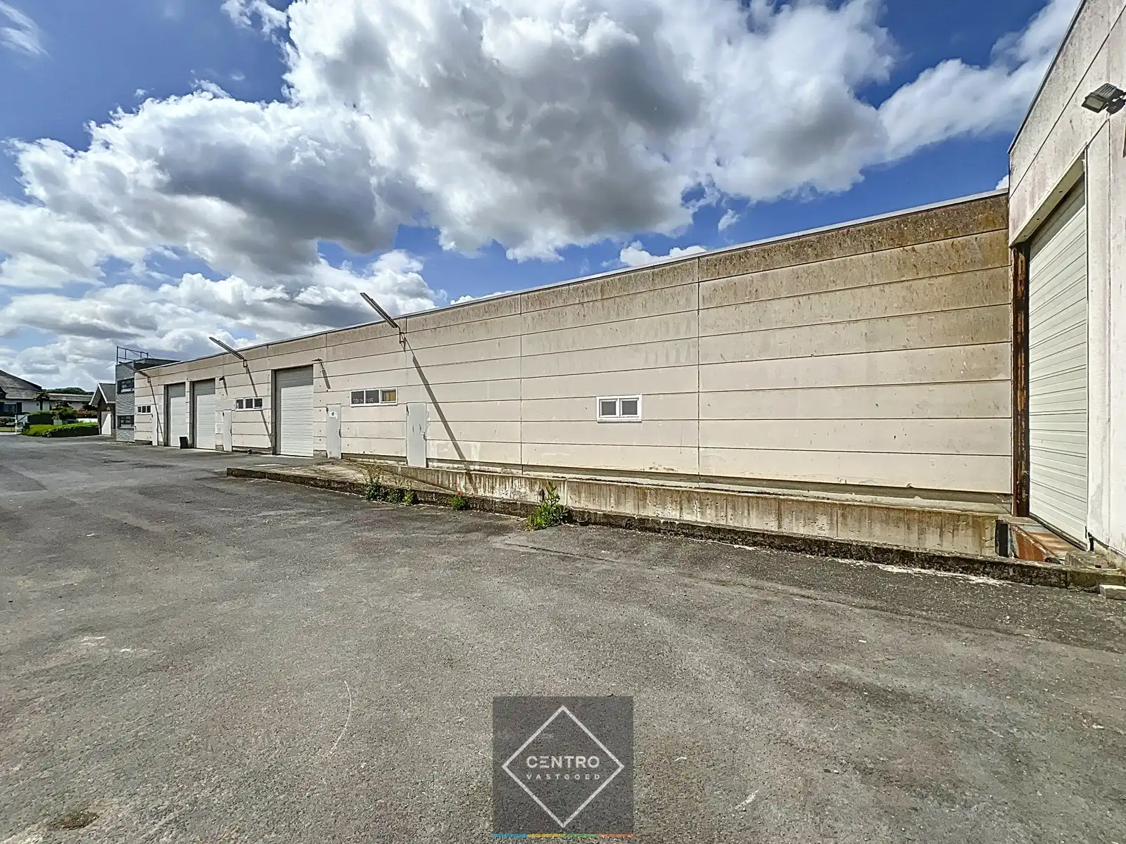 Instapklaar BEDRIJFSGEBOUW bestaande uit&nbsp;geïsoleerde MAGAZIJNEN met laadkade (ca. 2.539m²), KANTOREN (ca. 344 m²) én alleenstaande WONING. Op bedrijvenzone "Hoge Barriere" te Roeselare. foto 11