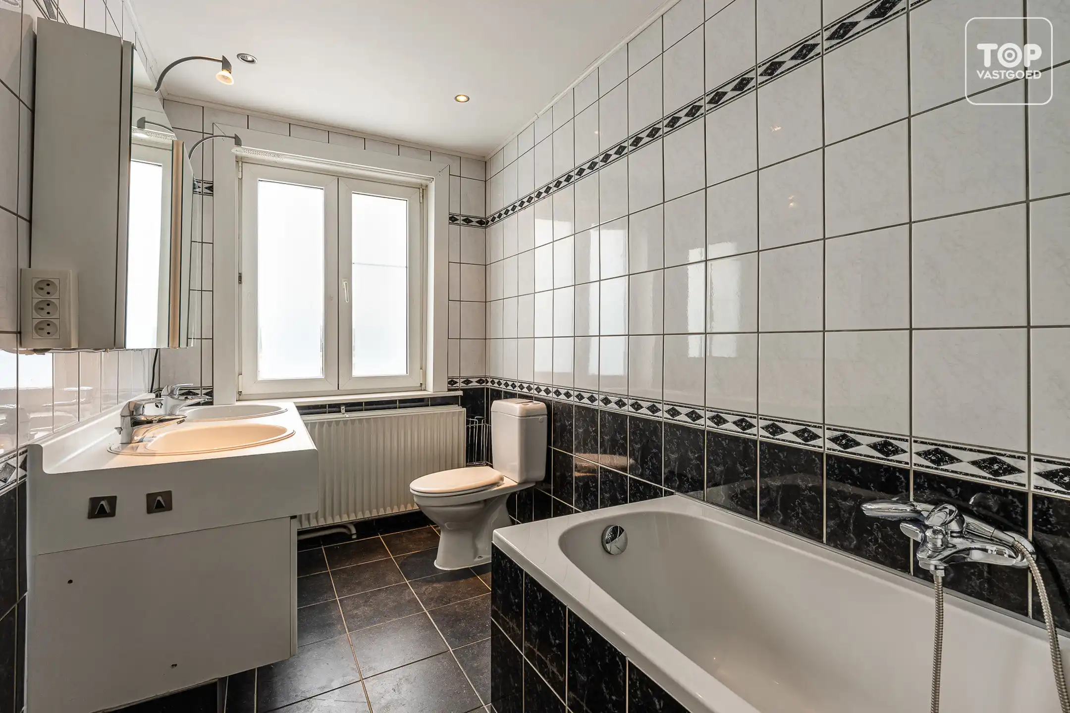 Instapklare gezinswoning met tuin en open zicht foto 17