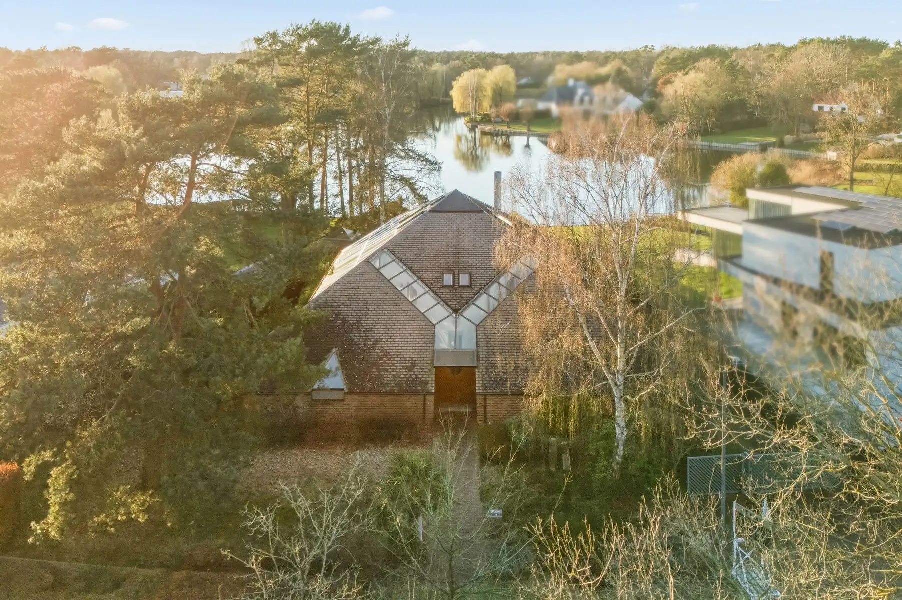 Hoofdfoto van de publicatie: Architecturale villa aan het meer te KEERBERGEN