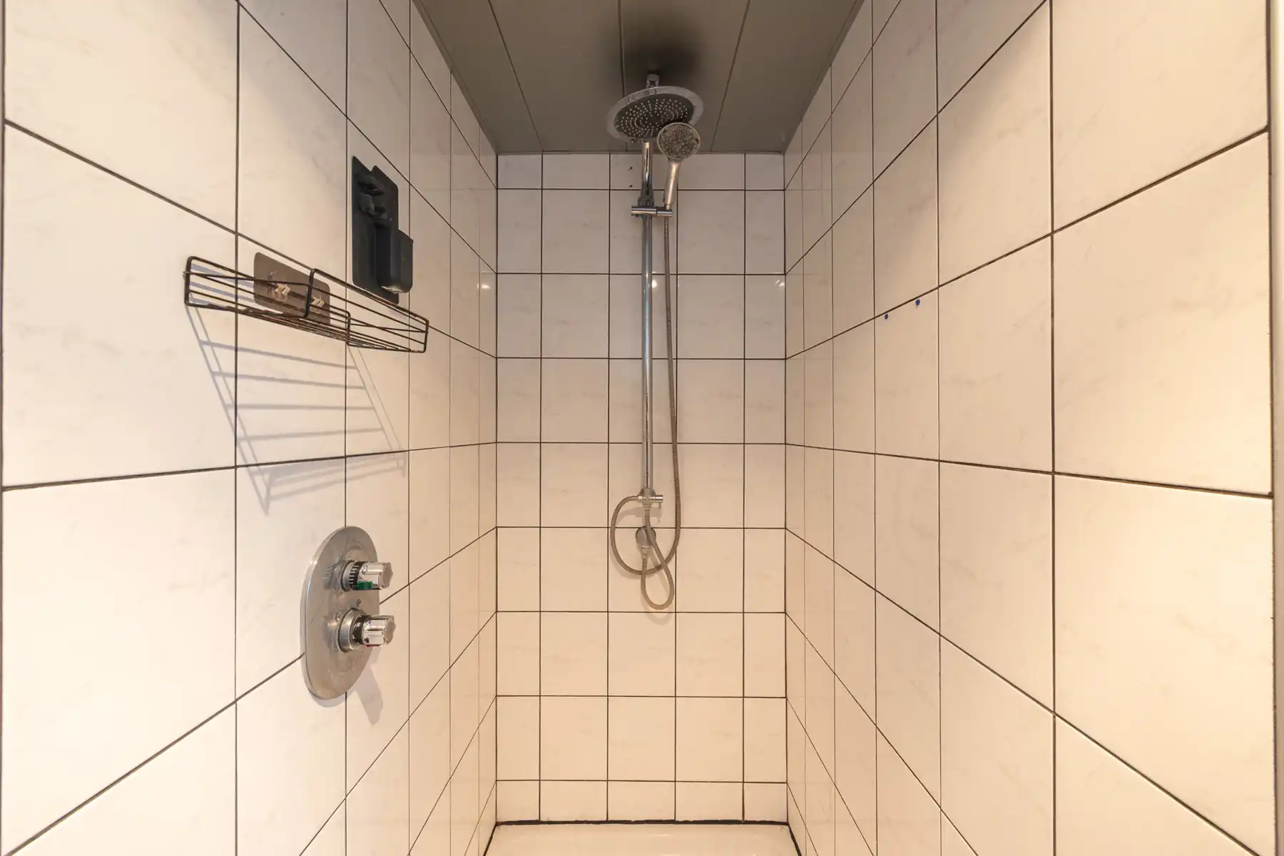 Gezellige halfopen bel-étage met garage, oprit en zonnige tuin in Hoevenen! foto 4