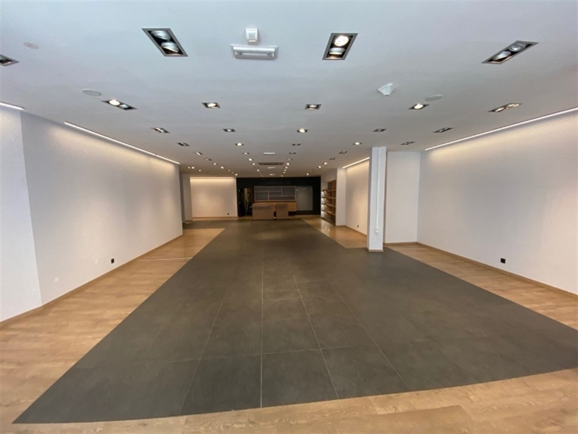 Uitstekend gelegen handelspand 150m², met 137m² opslagruimte en keuken foto 6