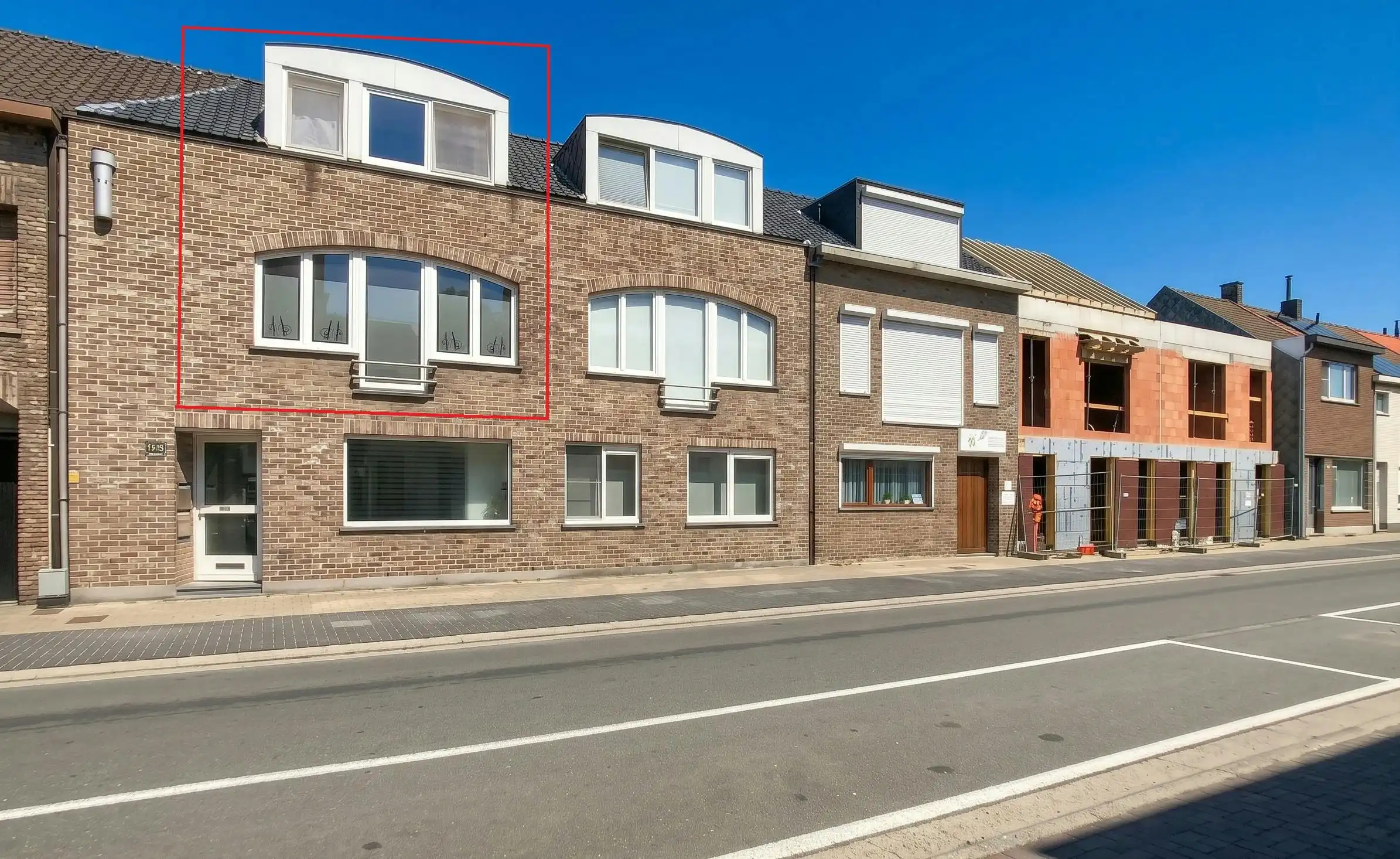 Duplex met terras en autostaanplaats te koop in Burcht foto {{pictureIndex}}