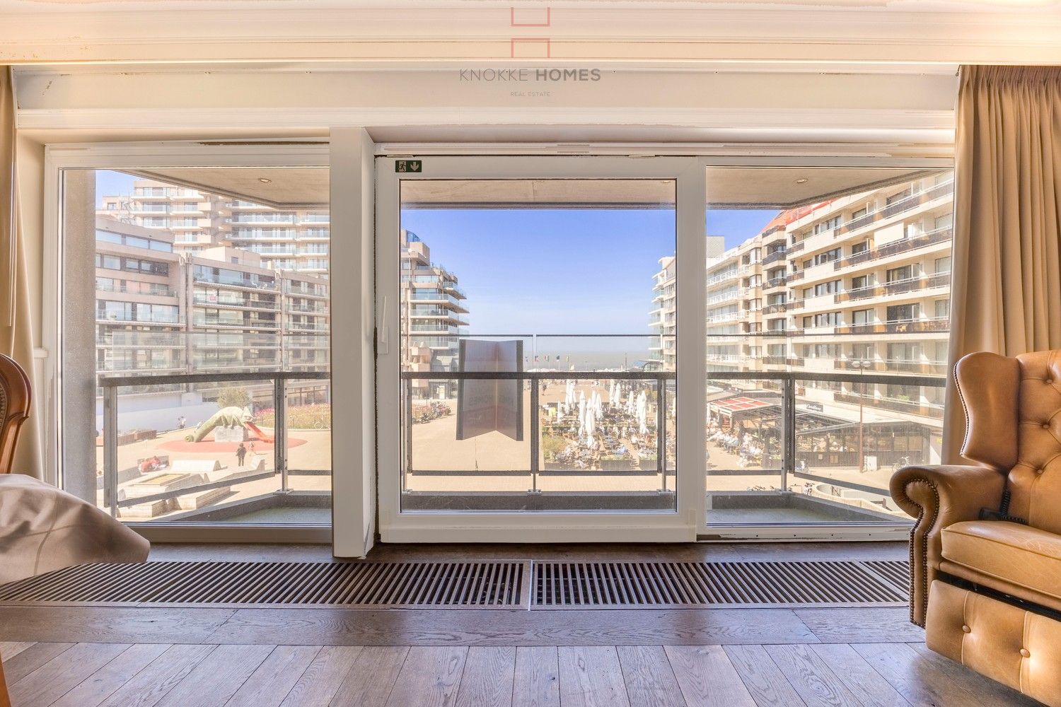 Gemeubeld appartement met frontaal zicht over het Van Bunnenplein en de zee. foto 2