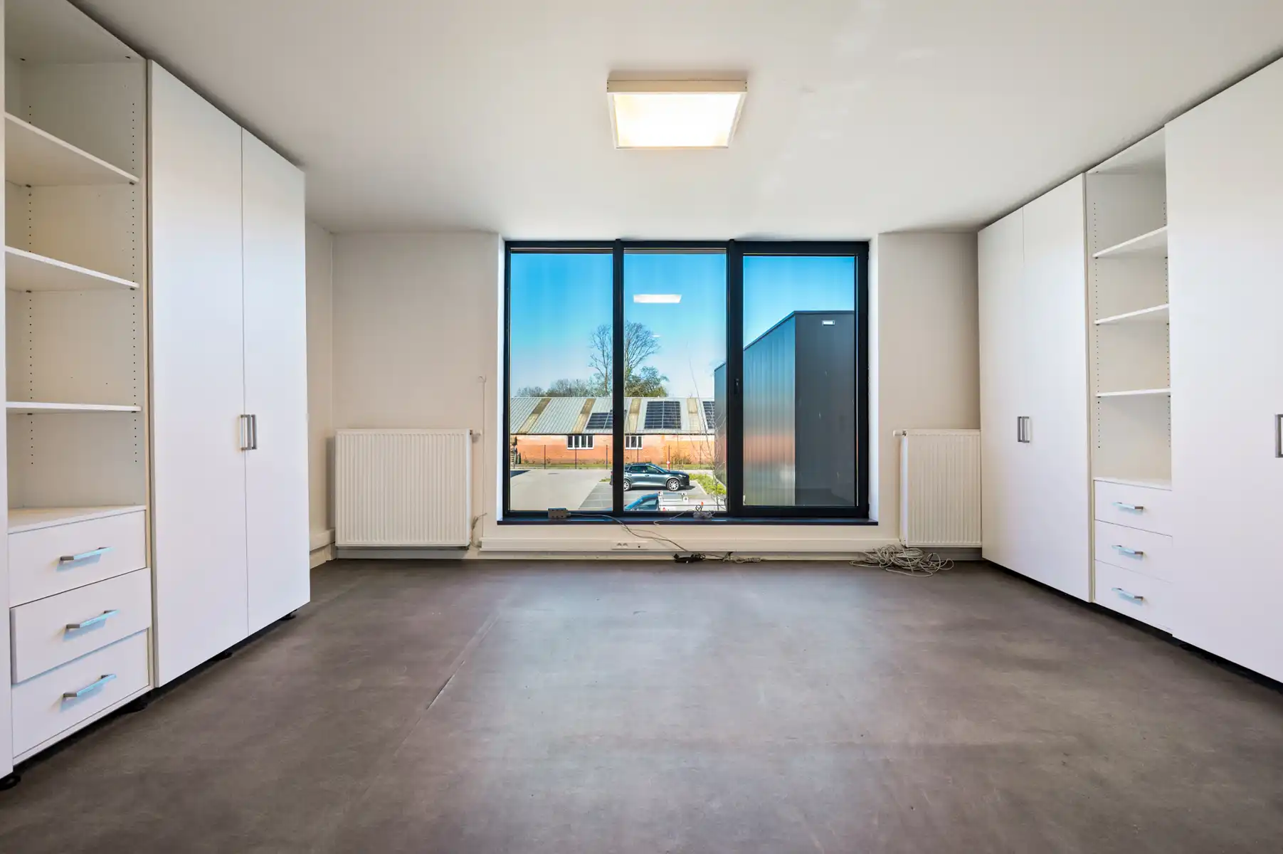 KMO Unit van 210m²+63m² verdieping+ 2pp foto 13