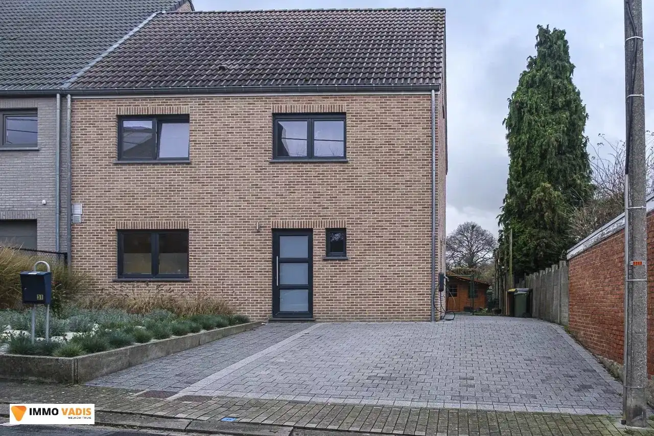 Ruime gezinswoning met tuin en 3 slaapkamers te Landen foto {{pictureIndex}}