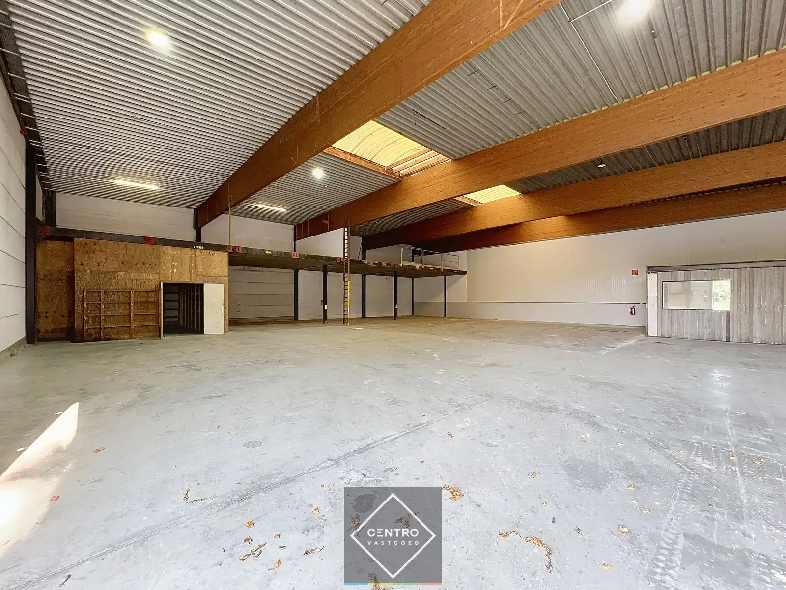 Instapklaar magazijn (600 m2) met mezzanine en geïntegreerd kantoor langs de N8 te Elverdinge (Ieper). Ambachten toegestaan ! foto 7
