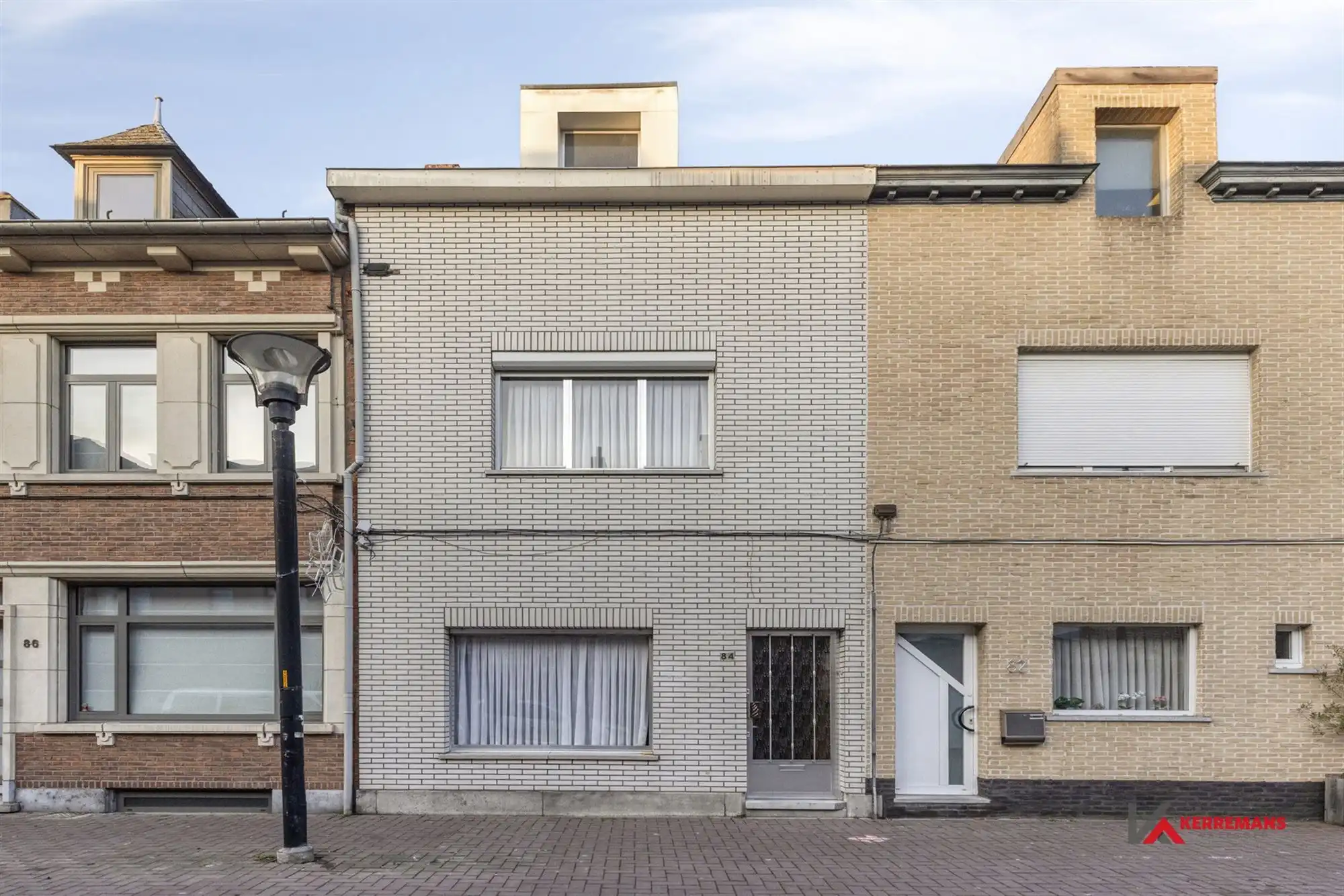 Op te frissen woning met 4 slaapkamers, tuin en garage.  foto 2