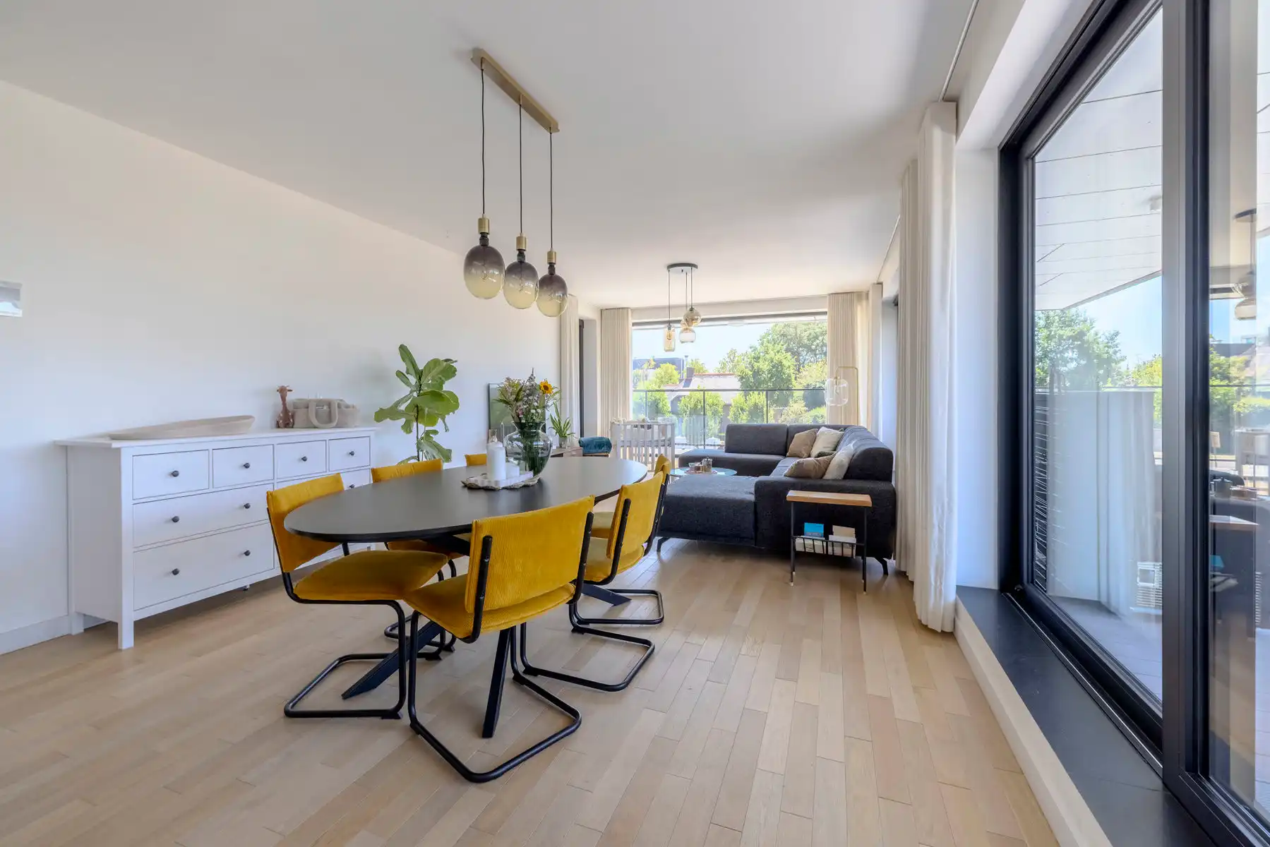 Ruim appartement met 2 slpks, terras van 71m2 en 2 staanplaatsen foto 6