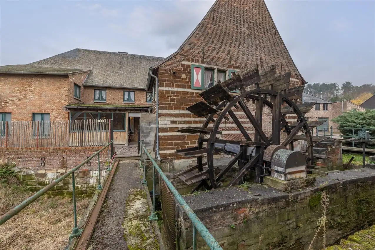 Uniek gebouw met historische waarde en karakter foto {{pictureIndex}}