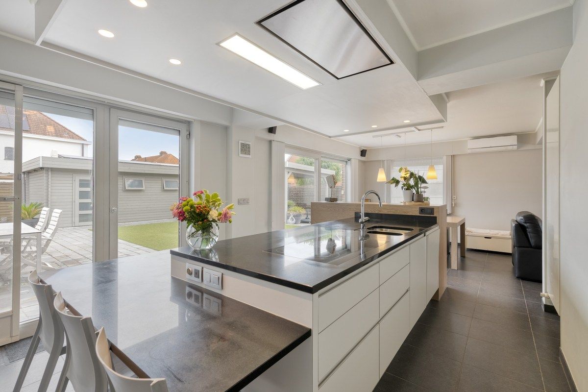 Energiezuinige halfopen bebouwing met 4 slaapkamers en 2 garages! foto 10