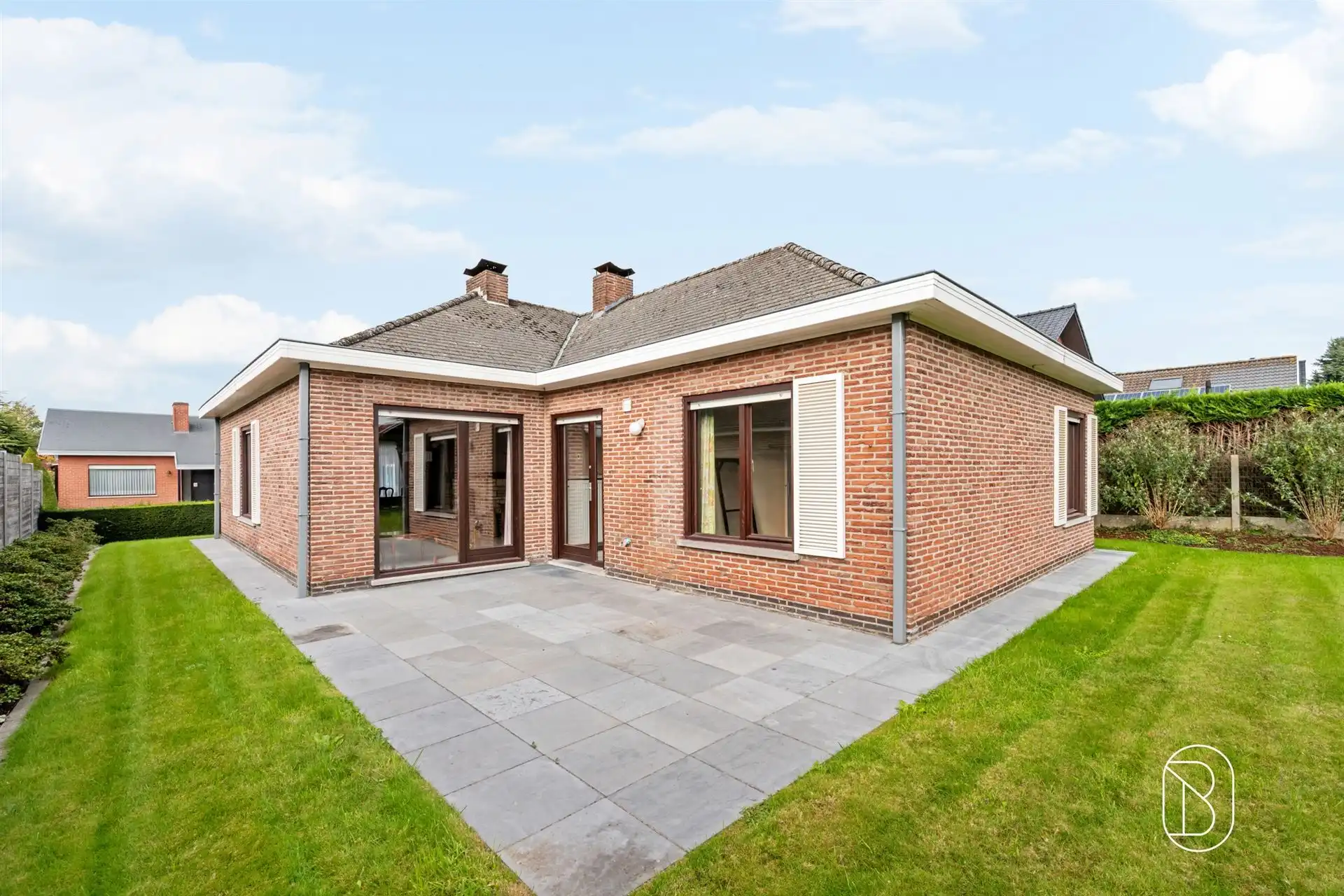 Bungalow met 3 slk, garage en tuin op rustige ligging! foto 2