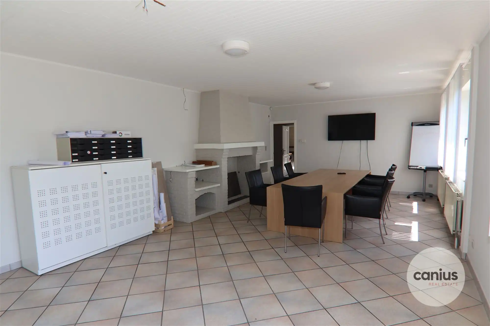 COMMERCIEEL GEBOUW MET MAGAZIJN EN WONING OP EEN ZICHTBARE LOCATIE  foto 8