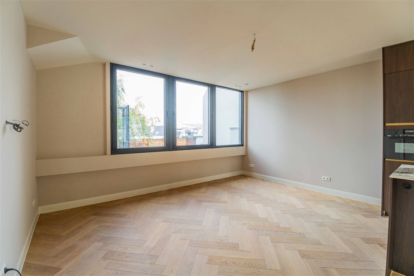 Totaalrenovatie met leuk terras foto 6