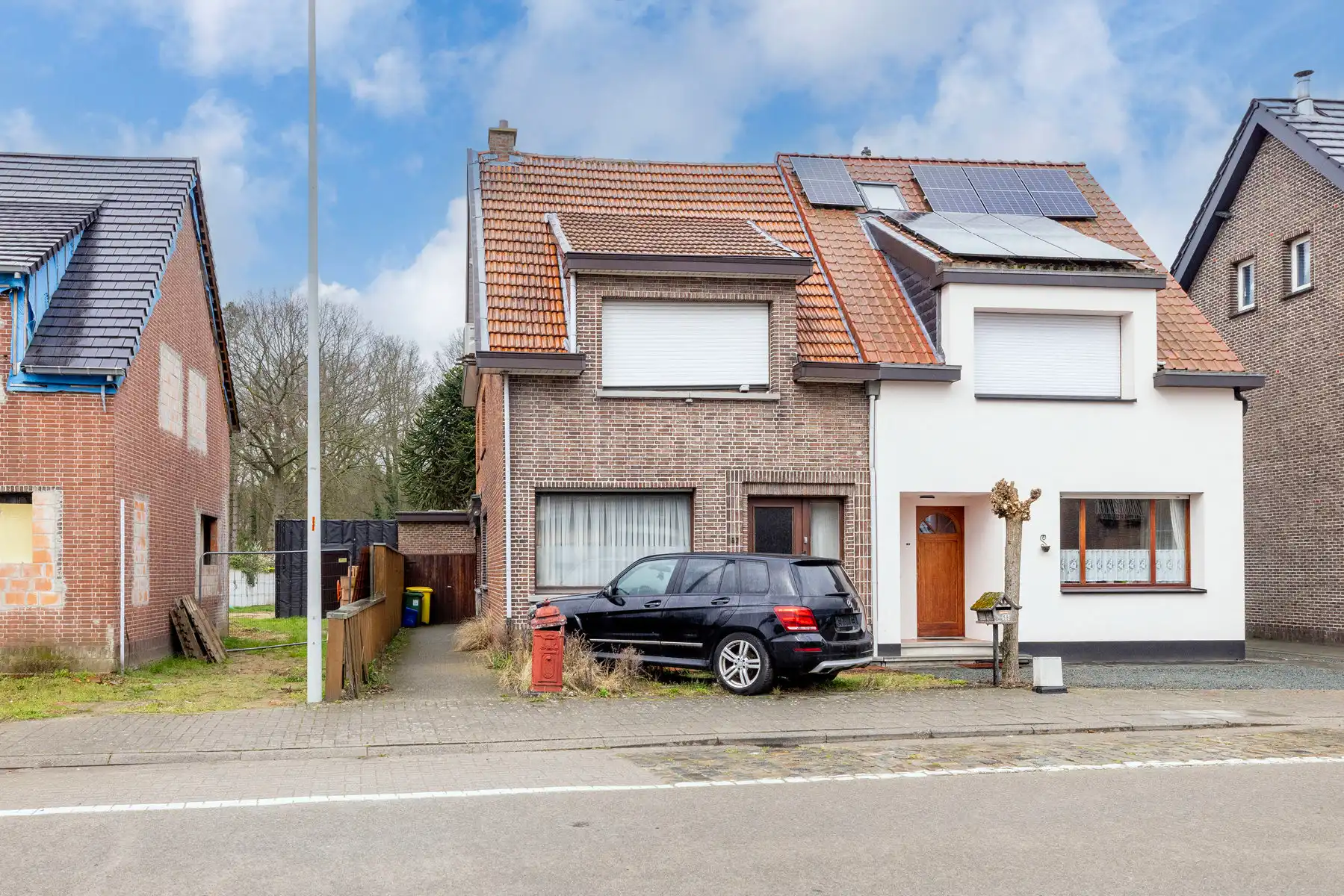 Hoofdfoto van de publicatie: HOB met 3/4 slpk, voor- en zijdeur, garage en tuin op 702m²