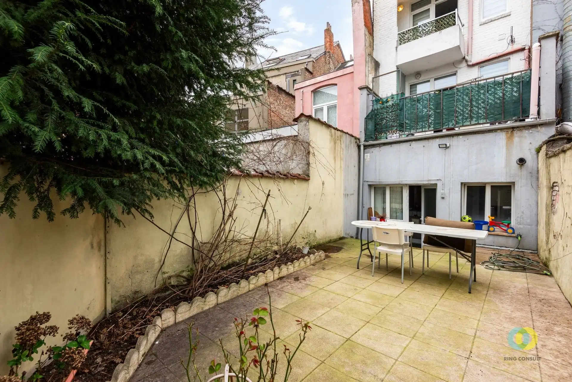 Instapklaar gelijkvloersappartement met tuin foto 3