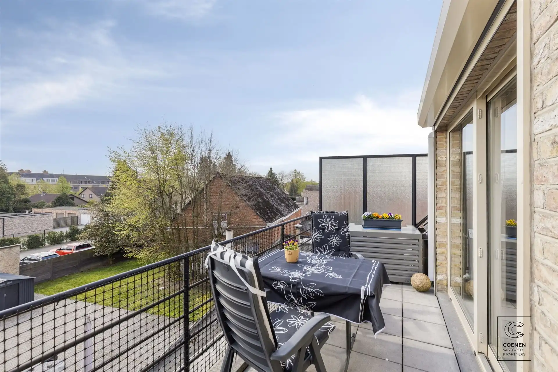 Instapklaar app. met zonnig terras en 2 autostaanplaatsen! foto 11