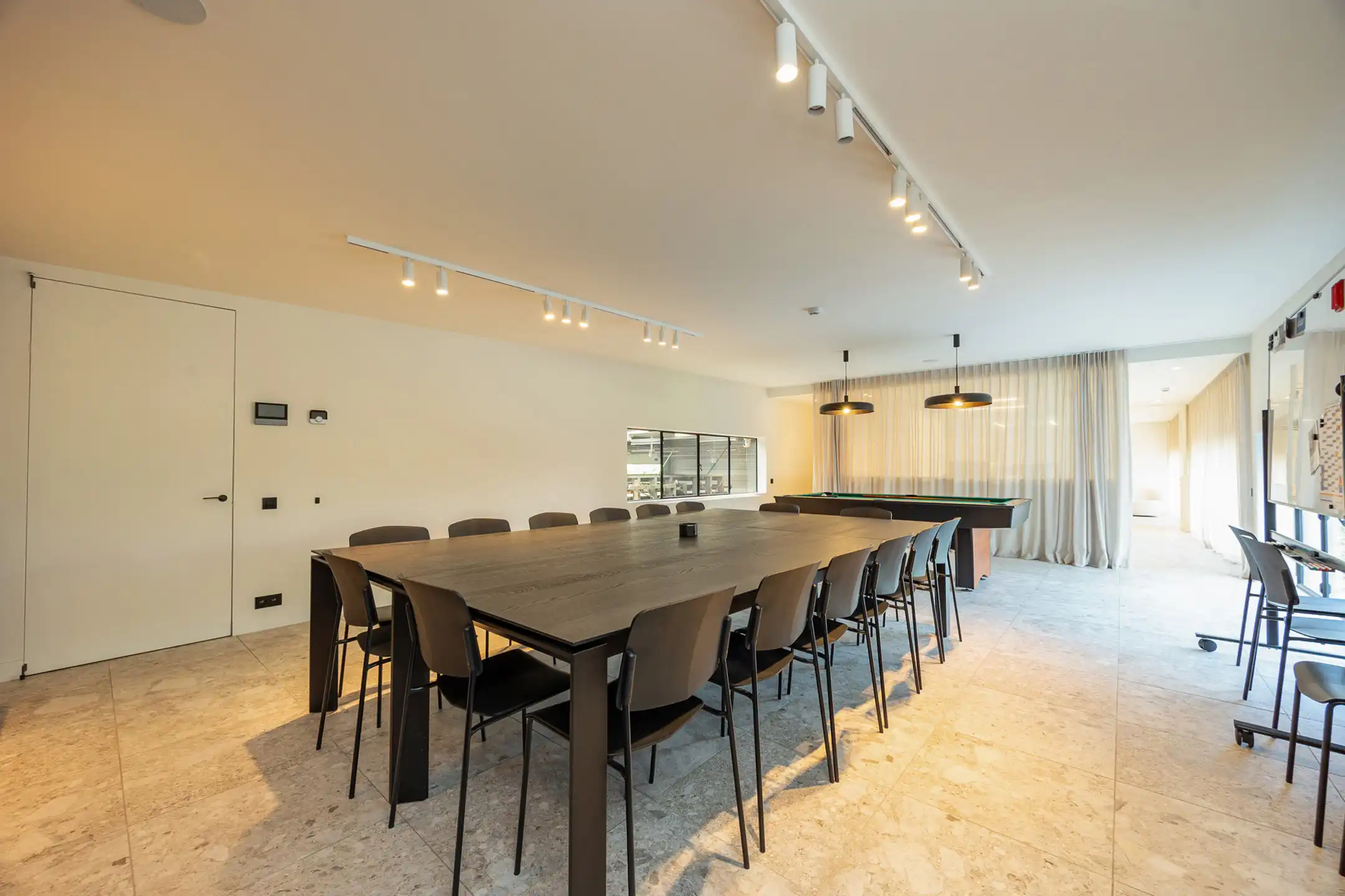 Magazijn met showroom, kantoren en prachtige woning te koop foto 8