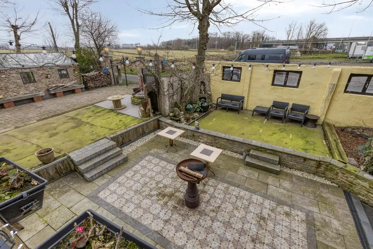 Polyvalente woning te Oudenburg met grote parking foto 5