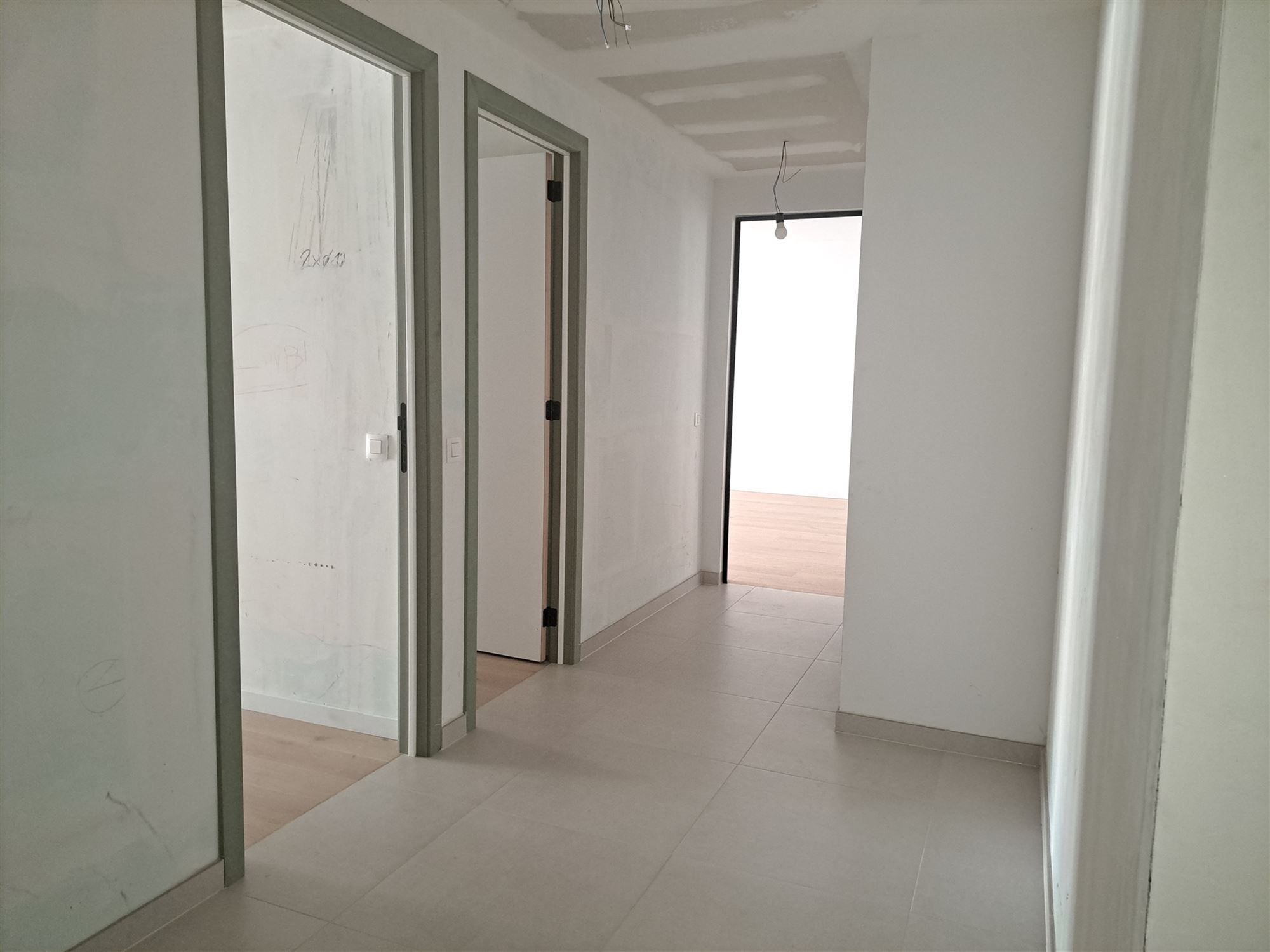 Ontdek dit moderne appartement met een luxueuze afwerking en mooi design. 2 slaapkamers met elk hun badkamer. En met ondergrondse parking. foto 13