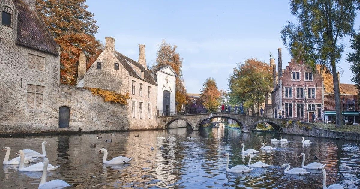 Hartje Brugge  TOP  TOERISTISCHE LIGGING , in de GOUDEN DRIEHOEK, Uitzonderlijk HANDELSPAND ( gevelbreedte 11 meter)                          LICHTRIJKE WINKELRUIMTE ,uitgevend op  Exclusieve STADSPATIO met overdekte rondgang van 105m²+ GARAGE van 30 m² UNIEK  IN BRUGGE op dergelijke ligging ! ERBOVEN lichtrijk ruim APPARTEMENT met zonneterras, foto 7