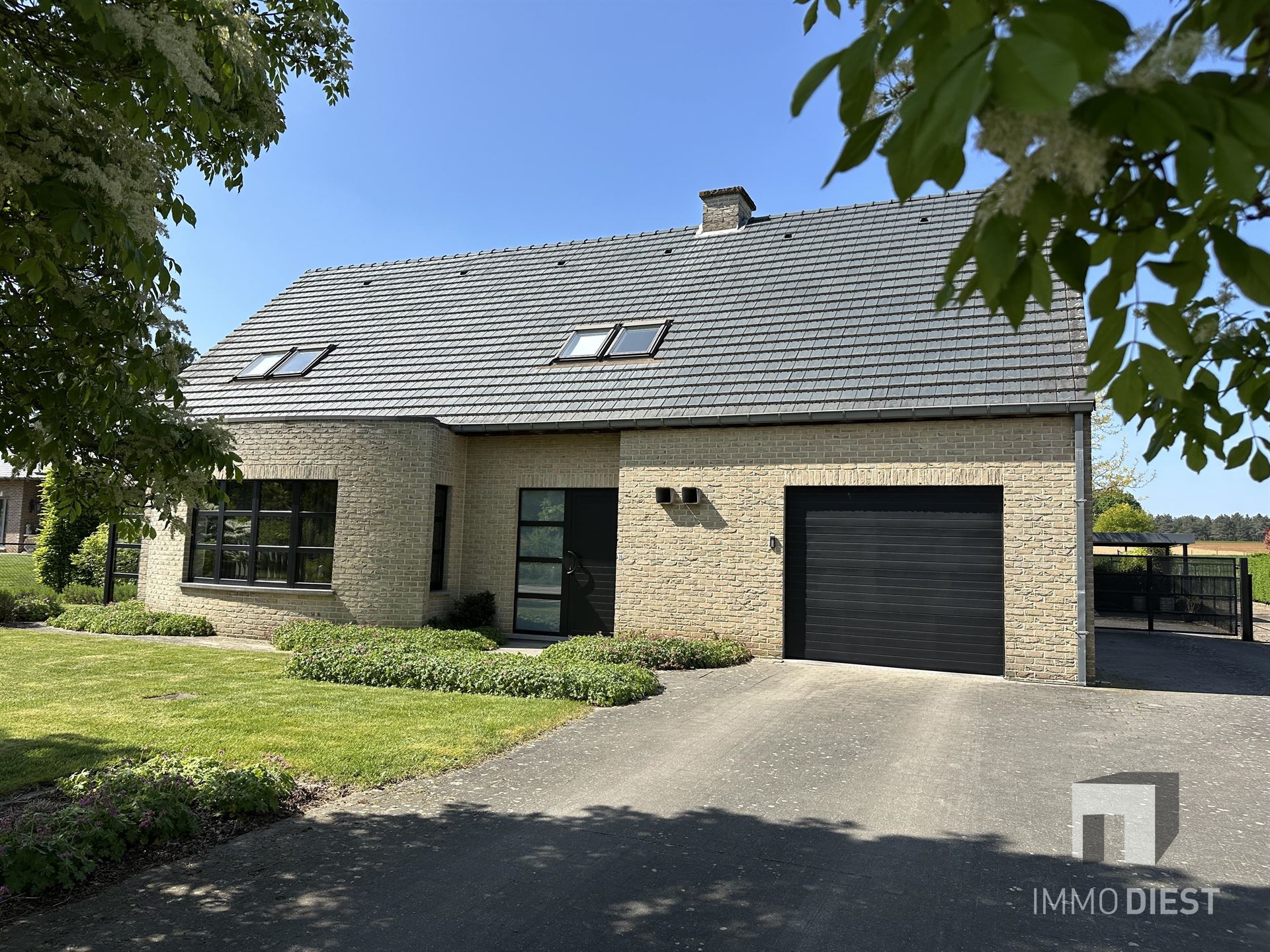 Instapklare woning met zicht op agrarisch gebied - bureau + 3 slpks foto {{pictureIndex}}