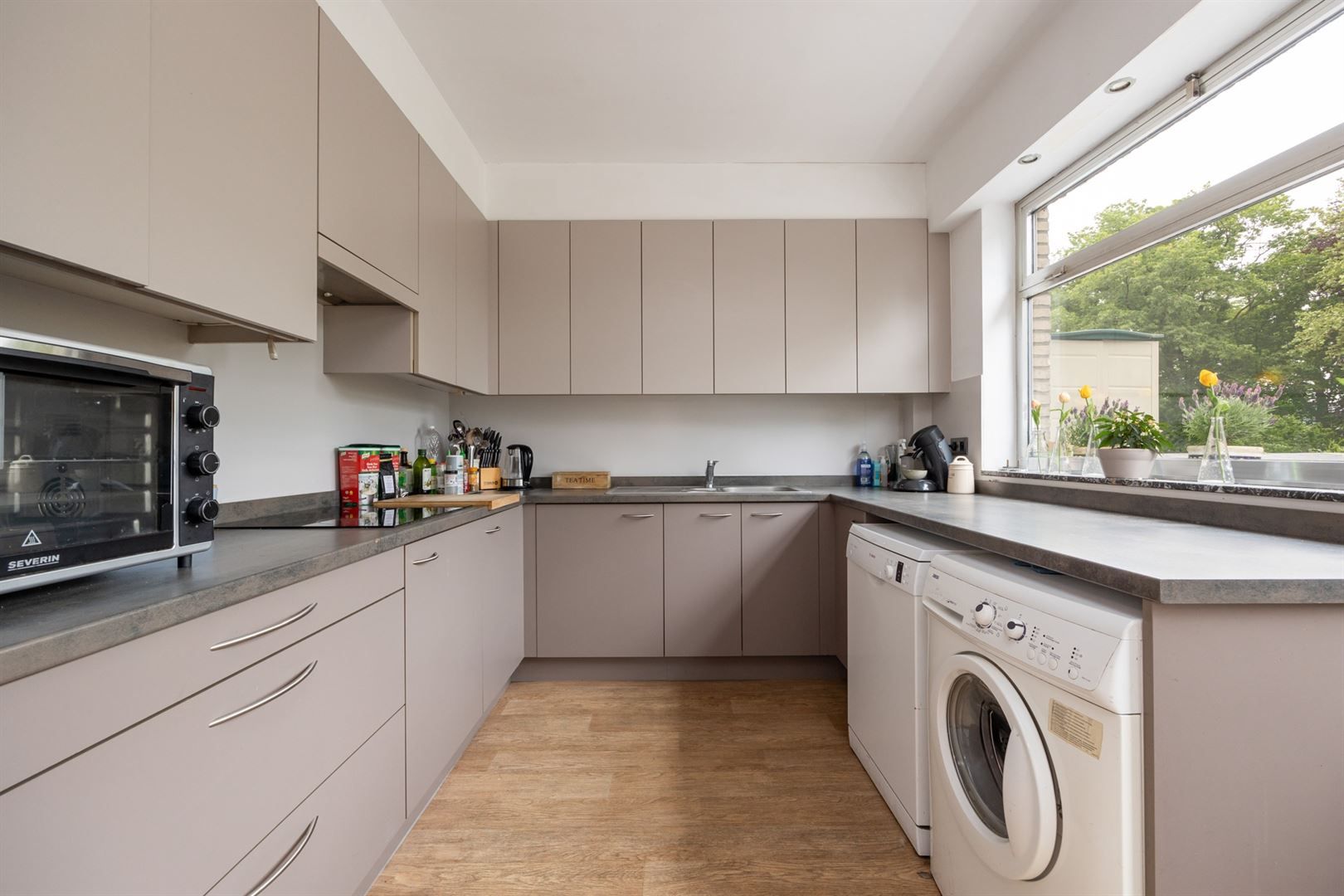 Kantoor met grote vitrine en duplex appartement foto 21