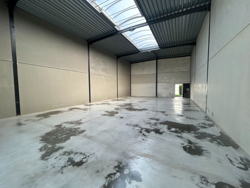 Nieuwbouw magazijn (271 m²) en 2 parkings – vlakbij N9 foto 2