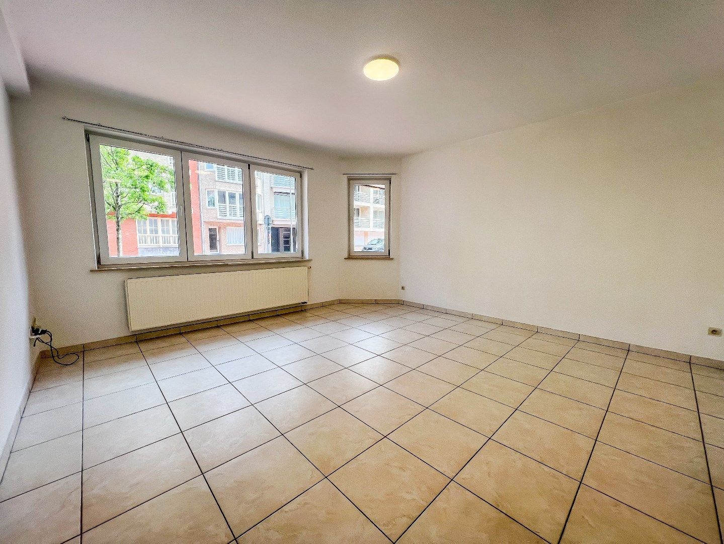  Ongemeubeld app. met parking gelegen op de Parmentierlaan in het centrum Knokke. foto 3