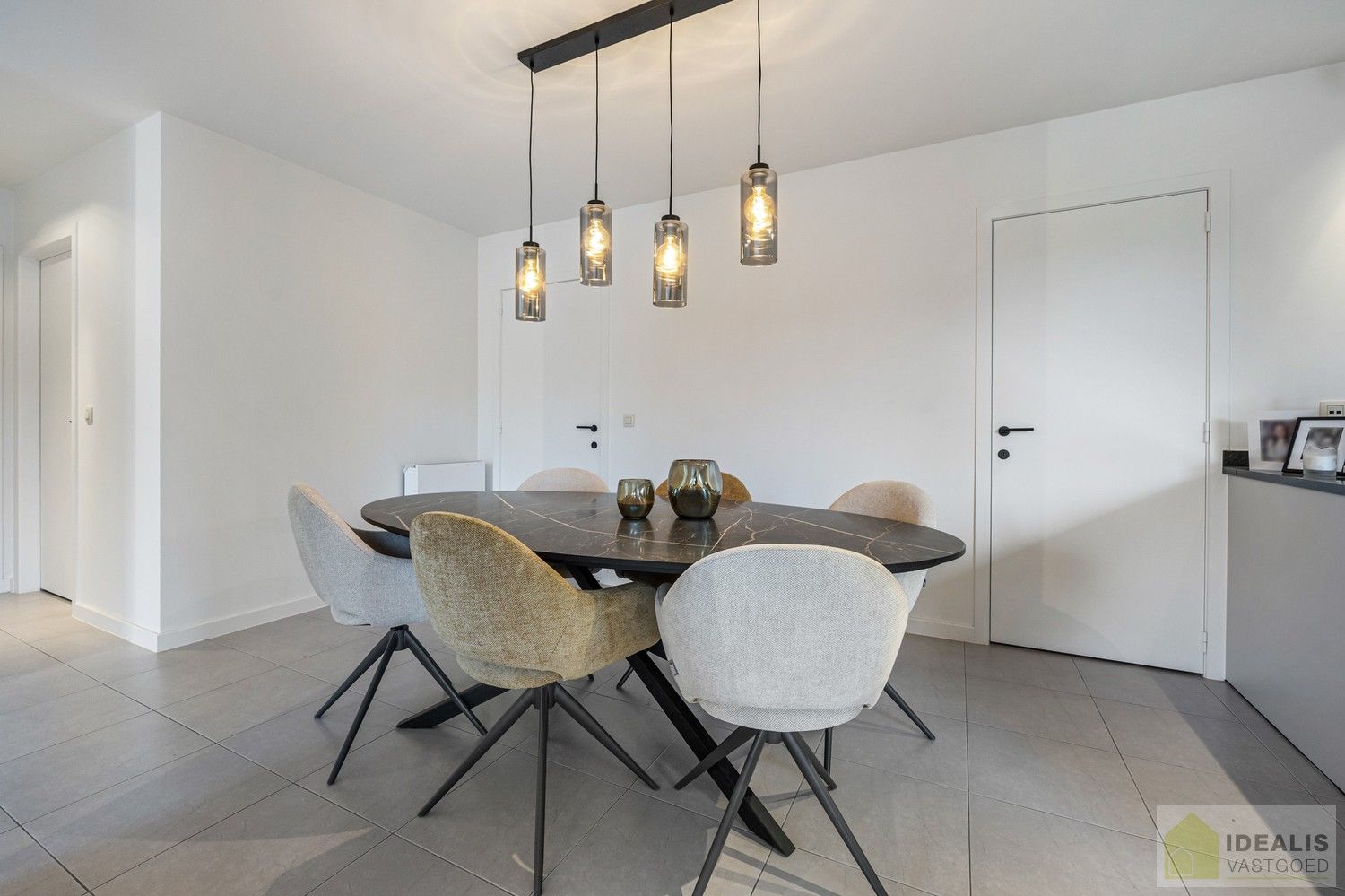 IDEALIS VASTGOED – PERFECT ONDERHOUDEN INSTAPKLAAR APPARTEMENT met een bewoonbare oppervlakte van 91m² bestaande uit een prachtige leefruimte, 2 zeer ruime slaapkamers, een aangenaam terras en ondergrondse parkeerplaats! Het appartement is gelegen in hartje Pelt op wandelafstand van horeca, shopping en openbaar vervoer! foto 10