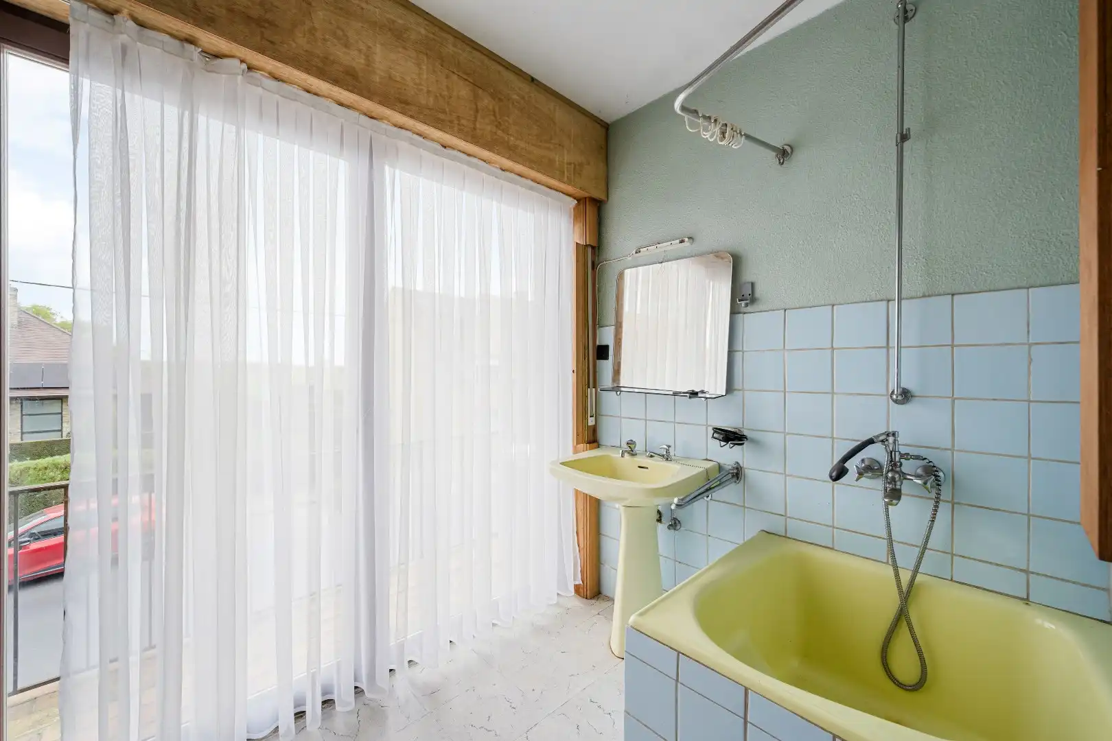 Ruime woning met 4 slaapkamers, loods en tuin met prachtig uitzicht. foto 13