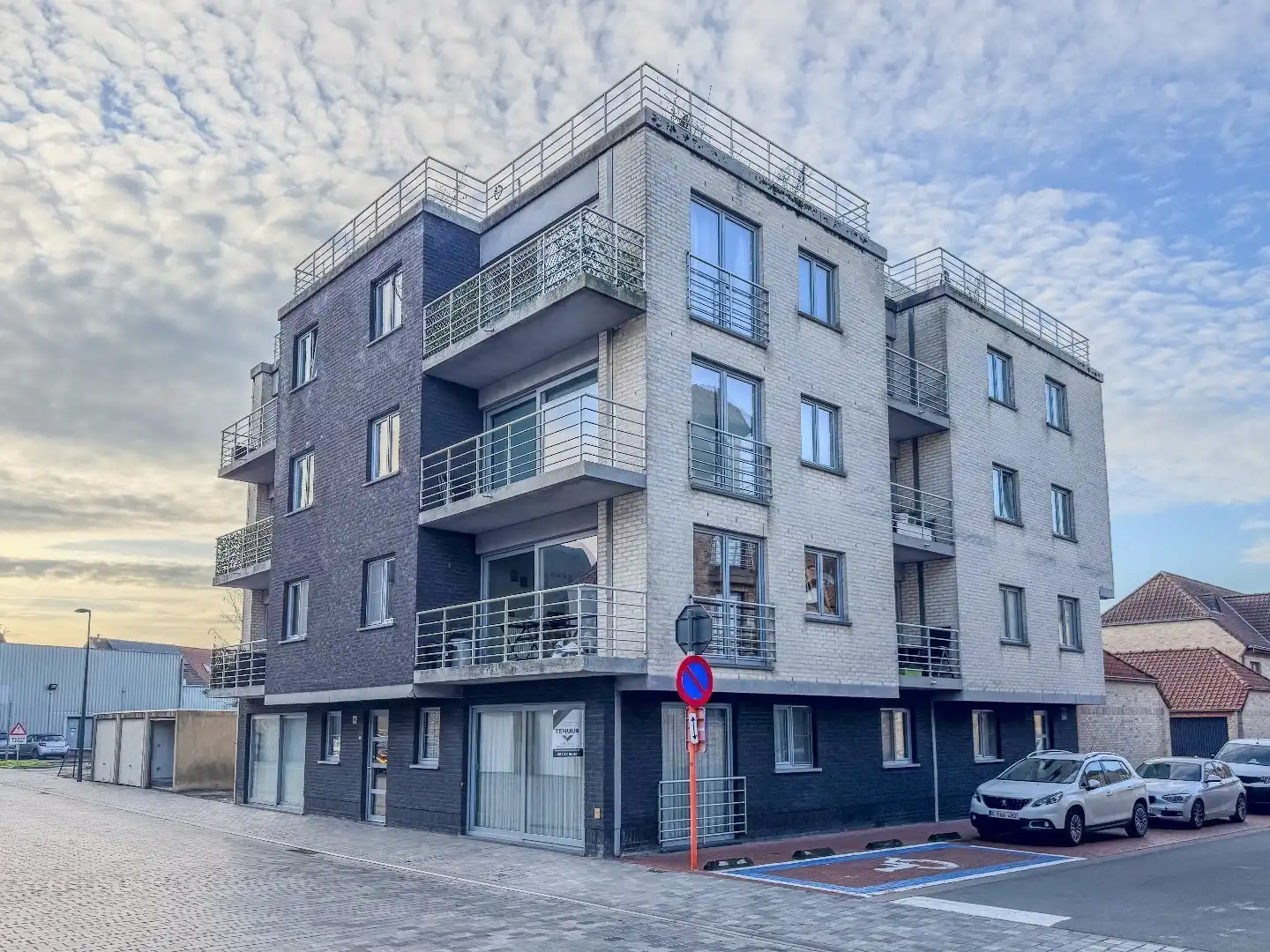 Gelijkvloers appartement met 2 slaapkamers in het centrum. foto {{pictureIndex}}