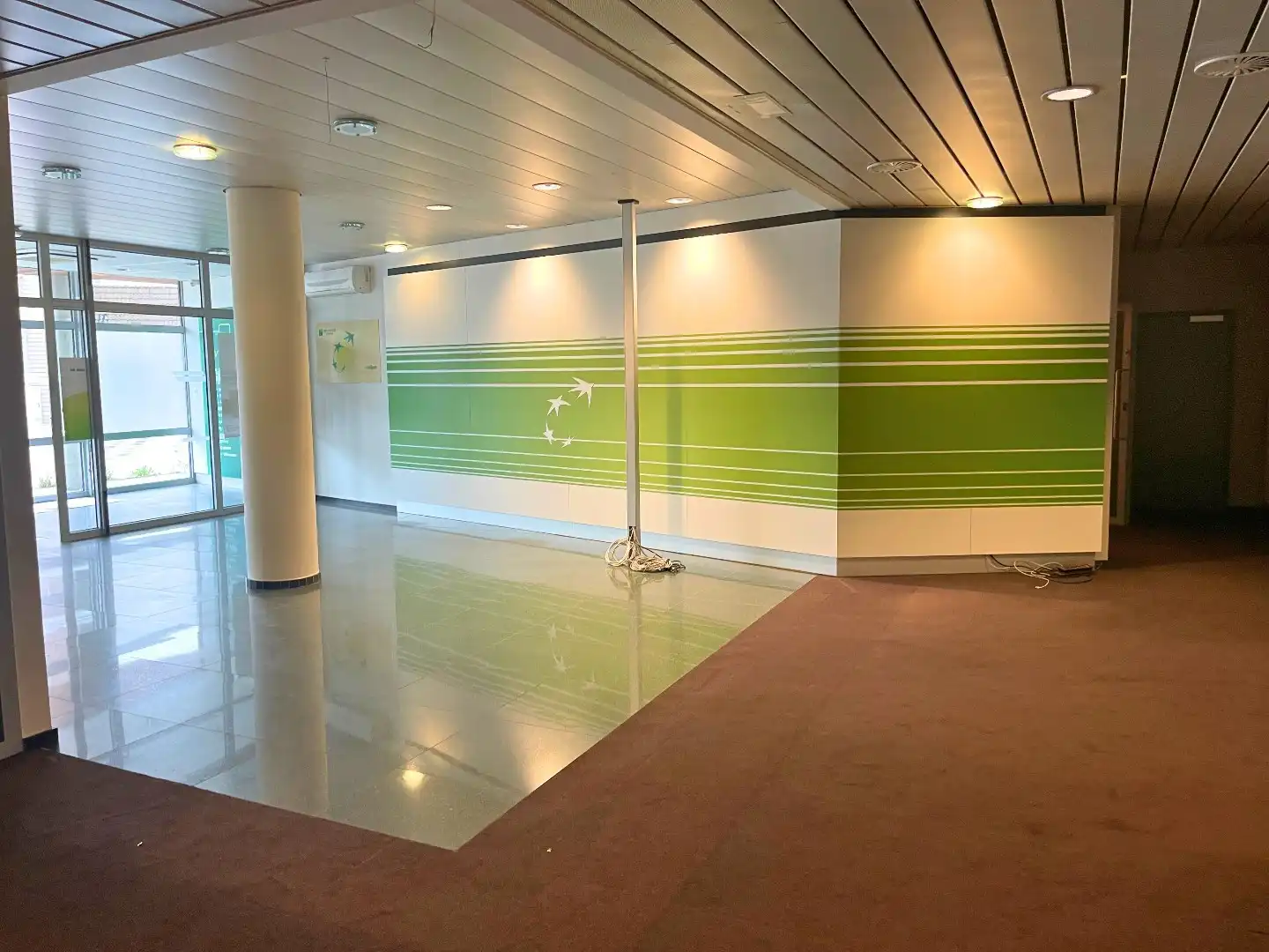 Handelsgelijkvloers 433m² met 3 parkings en kelder op commerciële topligging foto 5