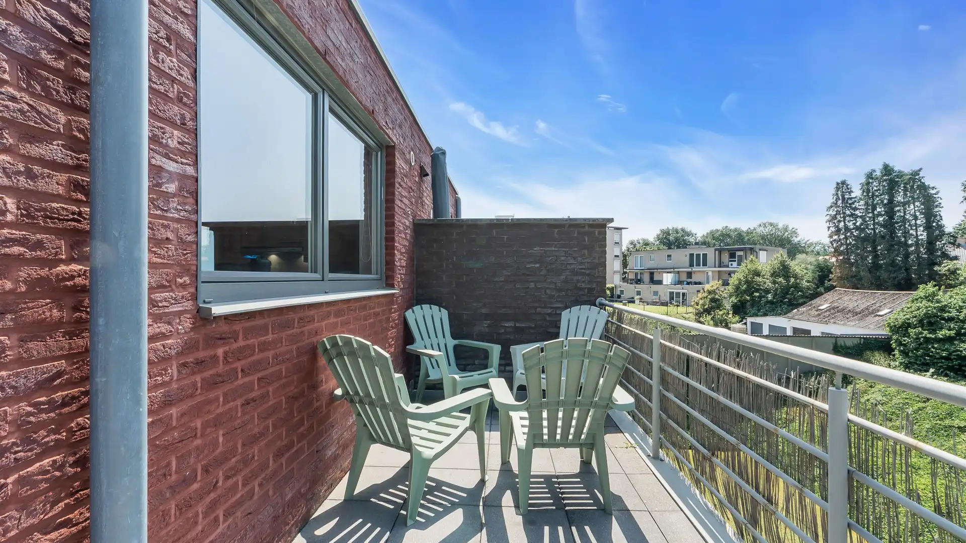 Ruim en instapklaar appartement met 3 slpkrs vlakbij Genk centrum foto 18