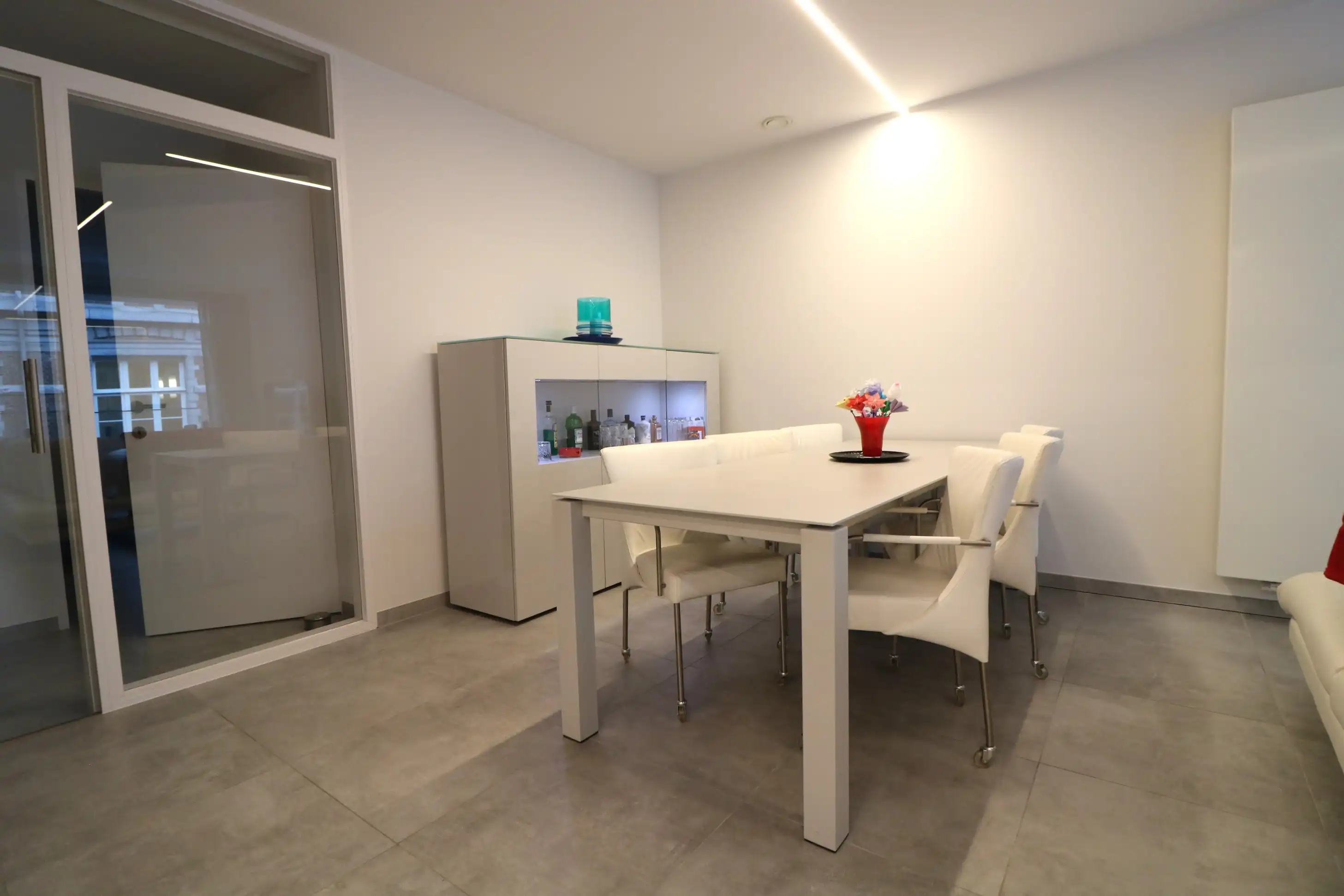 Recent 2-slaapkamerappartement met klassevolle afwerking op de hoek van Onderwijsstraat en Descampsstraat. foto 4