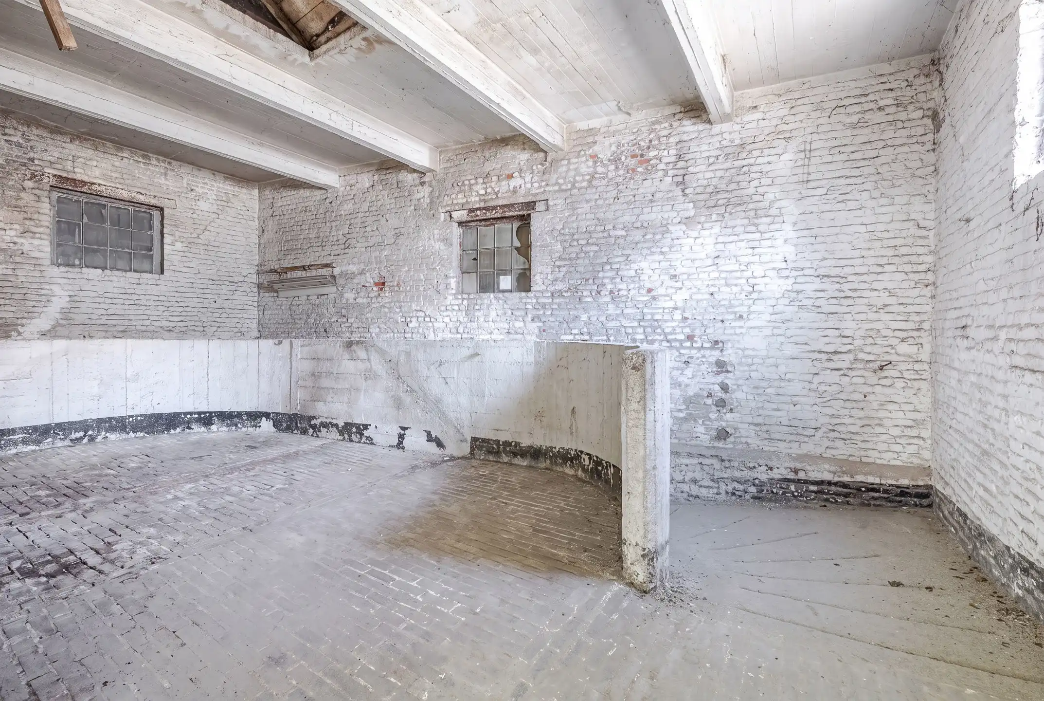 Werkplaats/magazijn van ± 530 m² met kantoor van ± 35 m² foto 12