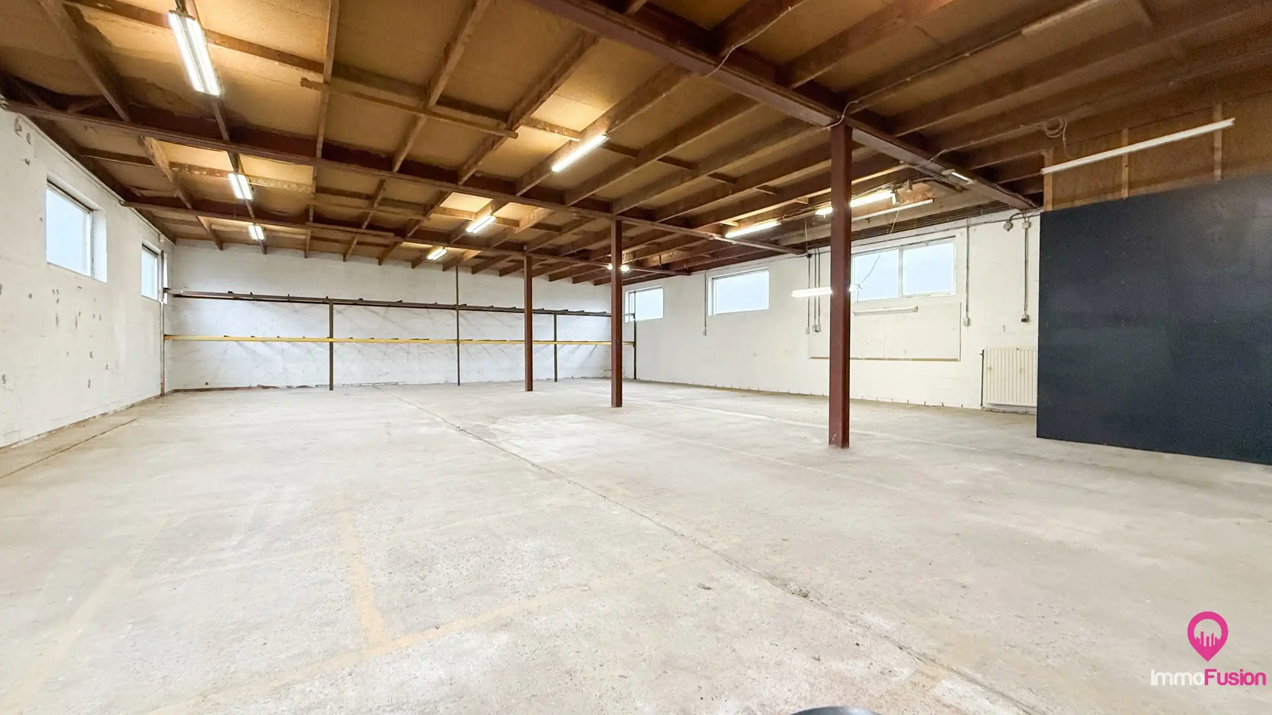 Magazijn met 4 aparte ruimtes en uitstekende bereikbaarheid! foto 9