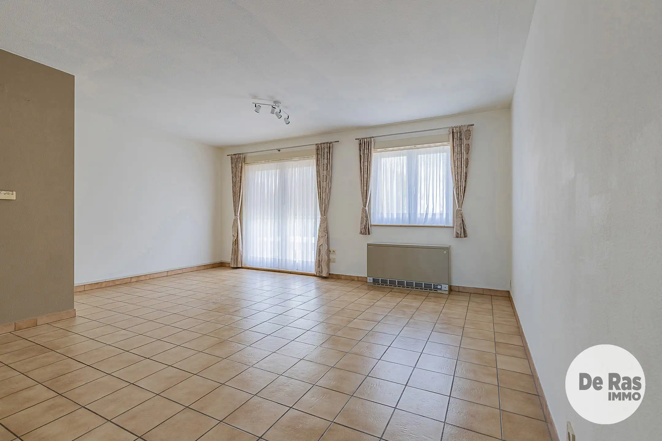 HERZELE- Ruim appartement met terras en garage. foto 6