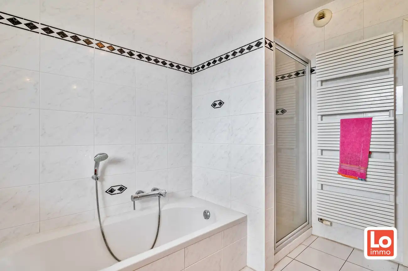 VERKOCHT! Ruim en gezellig appartement met garage in het centrum Lochristi! foto 12