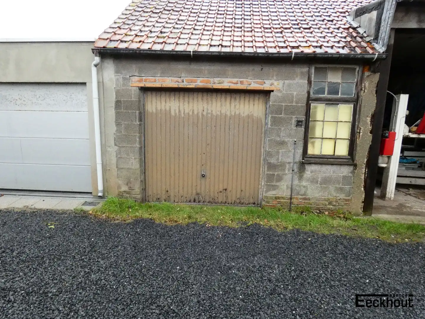 Loodsruimte verdeeld in 3 afgesloten garageboxen foto 3