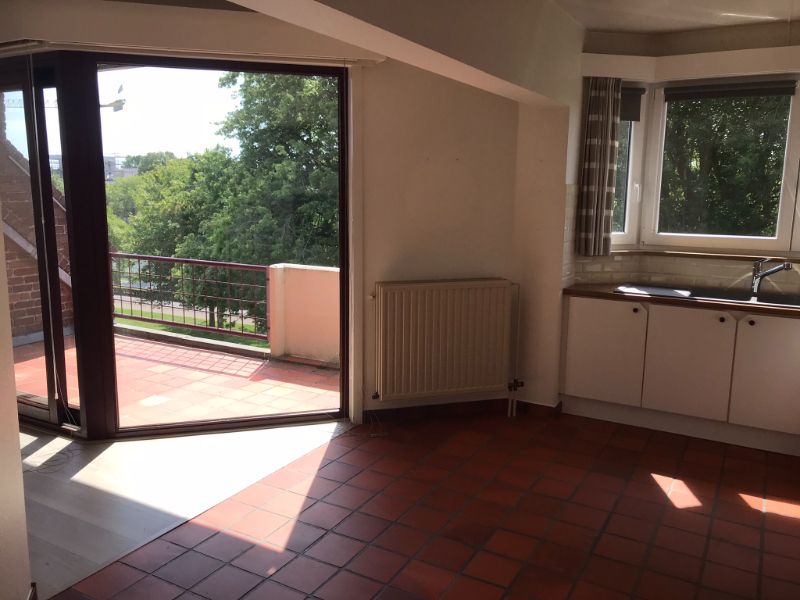 Rustig en zongeoriënteerd 3 slk appartement (153 m²), terras met een groen en weids uitzicht over het Kanaal Gent-Oostende, kelder met private autostaanplaats - op wandelafstand van AZ Sint Jan Campus en op 3 km  van het centrum van Brugge. foto 15