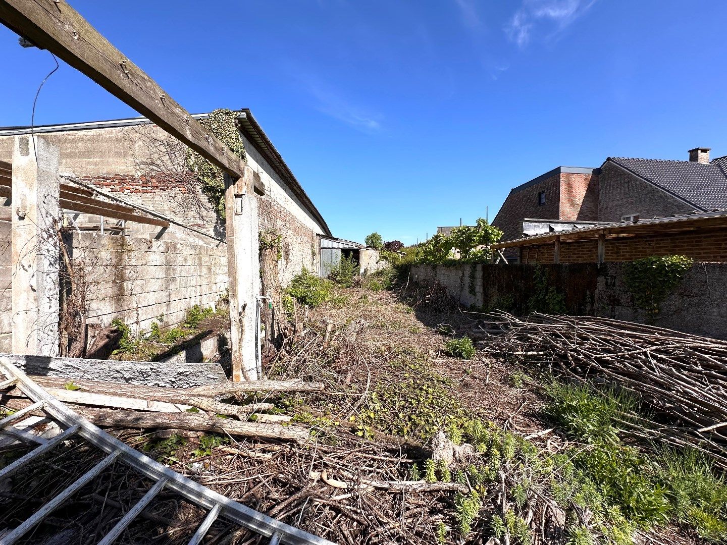Ruim handelspand met magazijnen, loods, bureelruimte en tuin foto 29