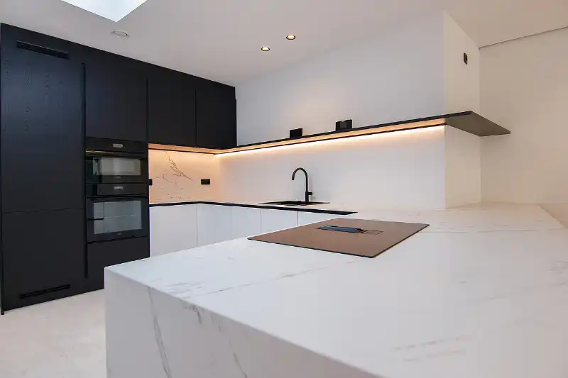 Geslaagde totaalrenovatie met 4 slaapkamers, 2 badkamers, zonnig terras, omheinde tuin en toegang achteraan foto 6