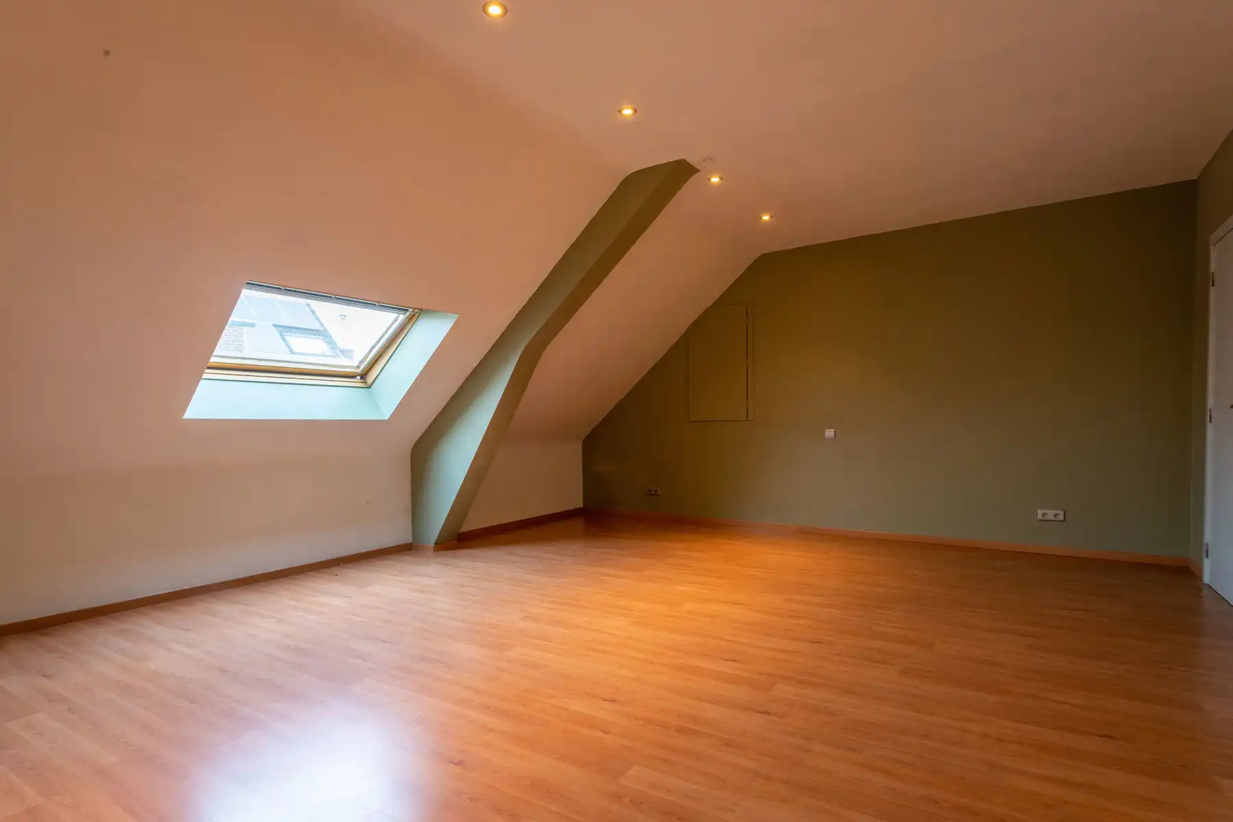 Centraal gelegen handelswoonst te Niel. foto 14