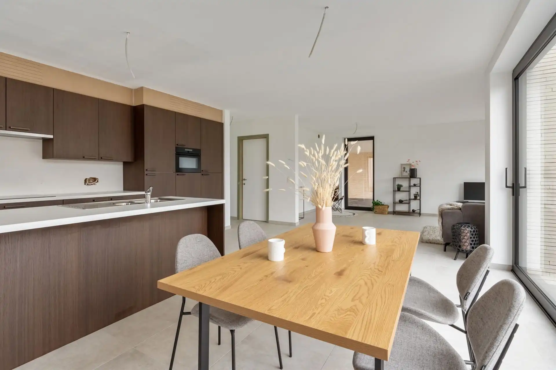 Gelijkvloerse woning met carport en tuin. foto 7