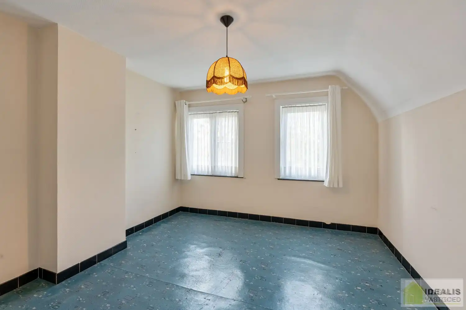 TE RENOVEREN WONING NABIJ HET CENTRUM VAN WIJCHMAAL, PEER OP EEN PERCEEL VAN  MAAR LIEFST 12A 5CA – DE WONING OMVAT EEN OPEN LEEFRUIMTE MET VEEL LICHTINVAL, KEUKEN MET AANSLUITEND EETKAMER, 3 SLAAPKAMERS, BADKAMER, VERANDA EN TWEE RUIME OPSLAGRUIMTES/WERKPLAATSEN – Een praktisch ingedeelde woning op een ruim perceel nabij het centrum van Peer! Dé perfecte zet voor zij die op zoek zijn naar een te renoveren woning met veel mogelijkheden op een rustige locatie in Wijchmaal, Peer! foto 13