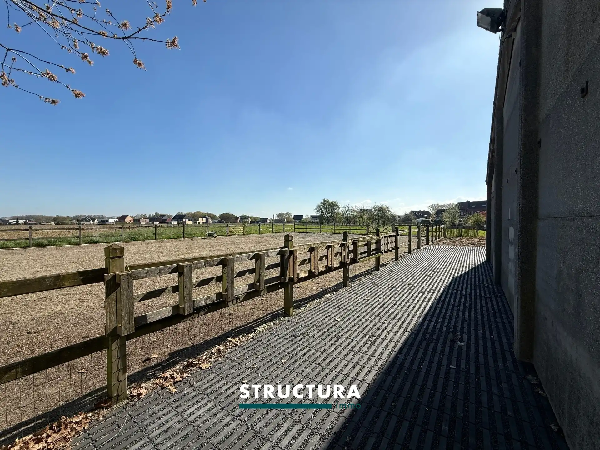 Woning met weide, piste en paardenstal voor 2 paarden foto 2